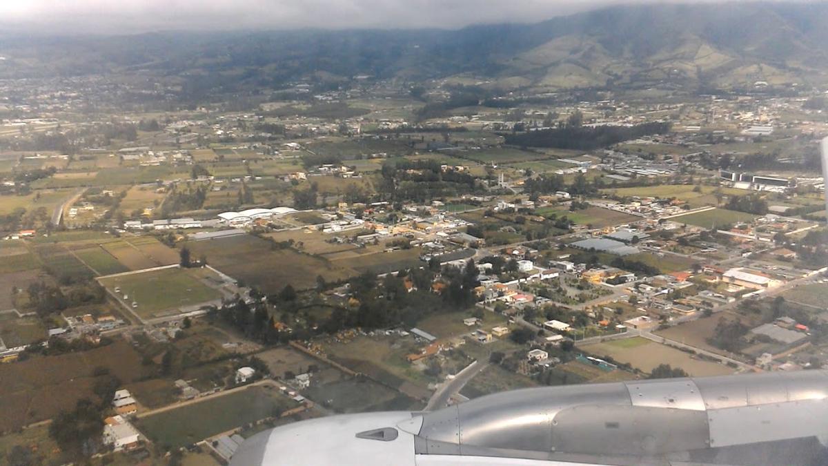 'Video thumbnail for Landing in Quito airport Mariscal Sucre UIO, Ecuador'