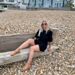 Samantha Wragg est une blogueuse de voyages et d'aventures, spécialisée dans les séjours au Royaume-Uni. Elle adore explorer, faire de la randonnée et boire une coupe de champagne à l'occasion. Vous la trouverez probablement en train de marcher dans le Peak District ou de faire un plongeon rafraîchissant dans la mer!