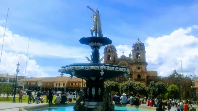 Ponoʻoe e kipa iā Cusco? Hoʻonāukiuki o cusco. : ʻO Cusco Main Square a me ka Cathedral