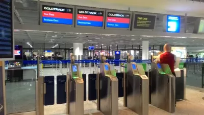 Schwarze Liste und sicherste Fluggesellschaften : Sicherheitskontrollpunkt am Frankfurter Flughafen
