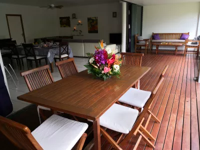 Carlton Plage Tahiti Unterkunft : Tische und Sofa auf der Terrasse