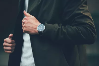 أفكار هدايا رسمية: دليل المسافرين من رجال الأعمال : رجل يرتدي ساعة هدية للعمل