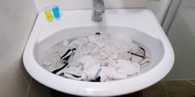 Como Lavar As Roupas À Mão No Hotel? Guia De 4 Etapas : Como lavar roupas na lavadora? Com as mãos usando o pia do banheiro