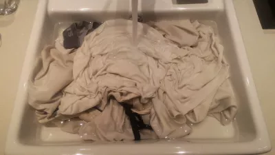 Como Lavar As Roupas À Mão No Hotel? Guia De 4 Etapas : Roupas brancas separadas para lavar, prontas para imersão