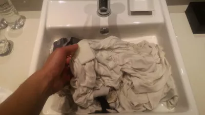 हॉटेलमध्ये कपडे कसे धुवायचे? 4 चरणांचे मार्गदर्शक : कपडे धुण्यास कसे