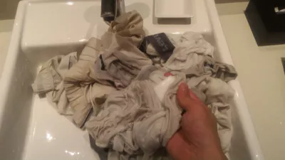 Как Да Ръчно Перате Дрехи В Хотела? 4 Стъпка Ръководство : Измиване на дрехите в мивката