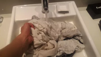 Otelde Çamaşır Yıkamak Nasıl? 4 Adım Kılavuzu : Giysileri el ile durulama