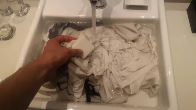 لباس های داخل سینک خود را مانند یک حرفه ای بشویید : شستن لباس در سینک