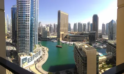 Как да получите безплатни нощувки в хотел - изберете програма за награди : Изглед към яхтеното пристанище в Дубай през нощта, награден с хотелски точки