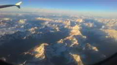 Obniżenie emisji dwutlenku węgla w Turcji jest wyższe niż oczekiwano, oto jak podróżować w bardziej odpowiedzialny sposób : Alps moutains widzieć od samolotu