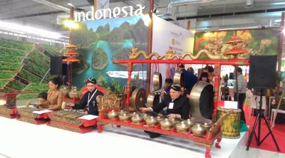 Procházka po Varšavské World Travel Show 2017 : Tradiční indonéská živá hudba