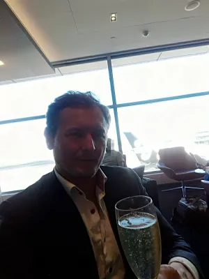 Az Air Új Zéland társalgója Auckland repülőtéren felülvizsgálták! : Egy pohár pezsgő új-zélandi bor a társalgóban