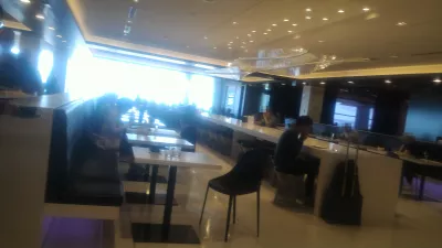 ახალი ზელანდია lounge ოკლენდი აეროპორტში განხილული! : სავარძლების მიმდებარე ტერიტორიაზე სამზარეულო