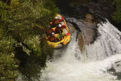 Rotorua-da ucuz və pulsuz şeylər : 50% endirimli ucuz ağ su rafting