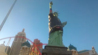 Lacné a voľnočasové aktivity v Las Vegas Nevada : Big Apple horská dráha a socha slobody v prednej časti hotela New York New York