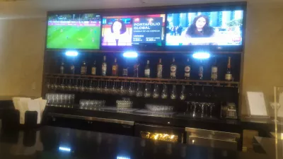 Copa Club lounge Bogota El Dorado : Lounge bar with drink selection and TV screens