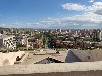 Lidošana uz Erevānu, Armēnija: padomi un triki : Skats uz Erevan City un Ararat kalnu no Cascade kompleksa virsotnes