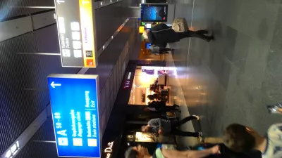 एयरपोर्ट लाउंज स्टारलाइंस: फ्रैंकफर्ट में लूफ़्टांसा सीनेटर लाउंज : हवाई अड्डे में लाउंज के संकेत। खोजने में बहुत आसान है