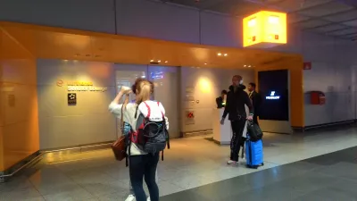 एयरपोर्ट लाउंज स्टारलाइंस: फ्रैंकफर्ट में लूफ़्टांसा सीनेटर लाउंज : स्टार एलायंस लाउंज फ्रैंकफर्ट हवाई अड्डे का प्रवेश