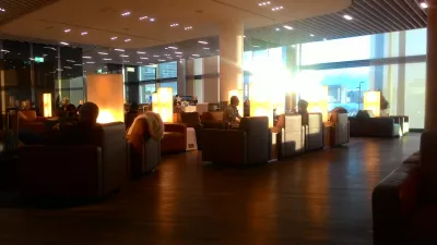 एयरपोर्ट लाउंज स्टारलाइंस: फ्रैंकफर्ट में लूफ़्टांसा सीनेटर लाउंज : ज्यादातर बैठने की जगह, बिजली के प्लग से लैस