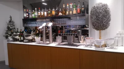 Airport Lounge Staralliance：法兰克福的Luftansa参议员休息室 : 开放式酒吧，提供多种软饮料，酒精和混合器。加上新鲜的柠檬和冰