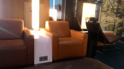 Airport Lounge Staralliance：法兰克福的Luftansa参议员休息室 : 一些带电源插头的舒适座椅
