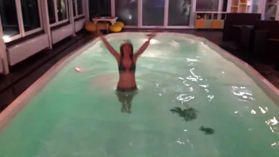 Klub pantai Kiev dan kehidupan malam Kiev di musim panas : Gadis Ukraina dalam bikini menikmati kolam renang dalam ruangan di spa hotel butik