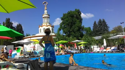 Kijev plaža klub in nočno življenje v Kijevu poleti : Zabavni dan pod lepo stavbo v bazenu Pirs 39 
