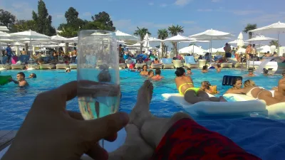 Odesa, Ukraina naktsdzīve - kāda ir labākā baseina puse Odesa? : Šampanietis no baseina puses Odesā, Ibicas pludmales klubā