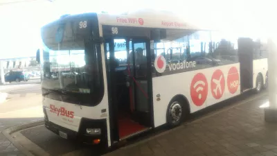Käyttämällä Sky Bus, Aucklandin lentokenttäbussi : SkyBus Auckland Internationalin lentokentän edessä