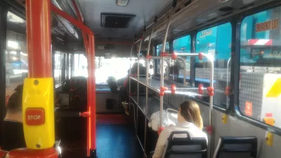 Χρησιμοποιώντας το Sky Bus, το λεωφορείο του αεροδρομίου του Ώκλαντ : Χώρος αποσκευών SkyBus