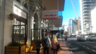 Duke përdorur Sky Bus, autobusin e aeroportit të Auckland : SkyBus ndalet në qendër të qytetit të Auckland