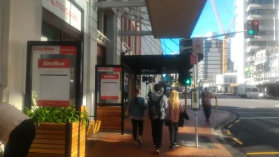 Duke përdorur Sky Bus, autobusin e aeroportit të Auckland : Ndalesa e autobusit SkyBus dhe orari