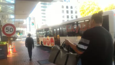 Använda Sky Bus, Auckland flygbuss : SkyBus anländer till busshållplatsen