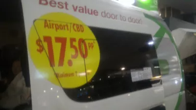 Com'è la super navetta di Auckland dall'aeroporto alla città? : Super shuttle bus dell'aeroporto di Auckland in attesa di fronte all'aeroporto di Auckland