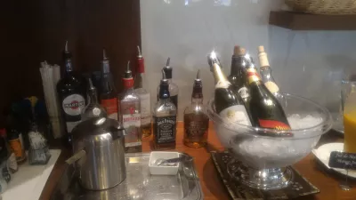 طیہی ہوائی اڈے لاؤنج، ایئر ٹیٹیٹی نیئی پپیٹ فاا لاؤنج کیسا ہے؟ : شراب اصلی فرانسیسی شیمپین کے ساتھ کھڑا ہے