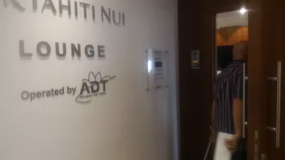 How is the Tahiti airport lounge, AirTahitiNui Papeete Faa lounge? : Entering the Papeete lounge