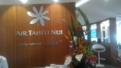 Como é o lounge do aeroporto do Tahiti, AirTahitiNui Papeete Faa lounge? : Assentos altos ao longo do salão