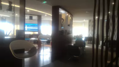 Como é o lounge do aeroporto do Tahiti, AirTahitiNui Papeete Faa lounge? : Zona calma com sofá no final do salão