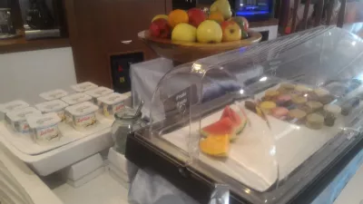 Kā ir Taiti lidostas atpūtas telpa, AirTahitiNui Papeete Faa atpūtas telpa? : Macarons, jogurts un svaigi augļi