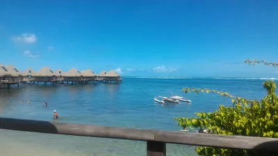 Kokie yra prabangūs prabangūs prabangūs vasarnamiai Prancūzijos Polinezijos kurortuose? : Tahiti overwater bungalow Tahiti Ia Ora paplūdimio kurorte, kurį valdo Sofitel