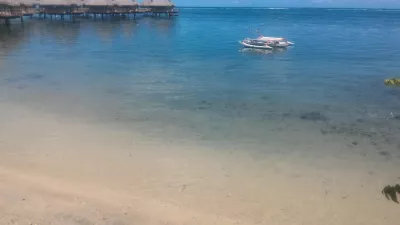 Kokie yra prabangūs prabangūs prabangūs vasarnamiai Prancūzijos Polinezijos kurortuose? : Bungalows virš vandens ir balto smėlio paplūdimys