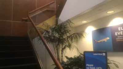 Phòng câu lạc bộ United ở Orlando thế nào? : Cầu thang đến phòng chờ