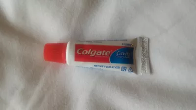 Quais são os produtos oferecidos no kit de amenidades United? : Escova de dentes Polaris
