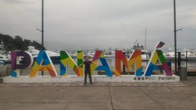 Frank Gehry Biomuseo de Panama dhe Amador Rrugor në gjirin e Panamasë : Fotografia në frontin e shenjës së Panamasë në fund të xhamisë së Amadorit