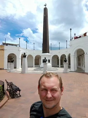 2 Stunden zu Fuß in Casco Viejo, Panama City : Vor französischem Denkmal zum Panamakanal erster Versuch
