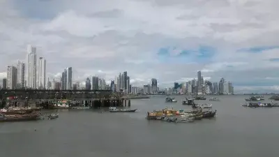 A 2 hours walk in Casco Viejo, Panama city : Panama city fish market and skyline
