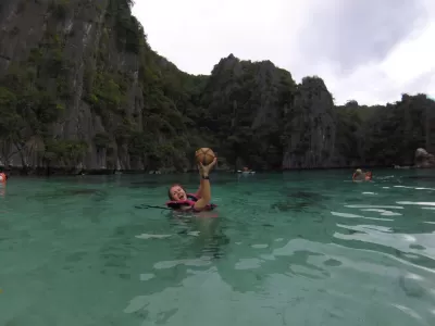 Mini Udhëzues Udhëtimi: Një ditë aventure në Coron, Palawan : Duke shijuar një kokosit të freskët në ujërat e ngrohta të detit të Filipineve