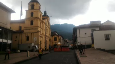 Hur är gratis vandring i Bogotá? : Tittar på bergen från La Candelaria