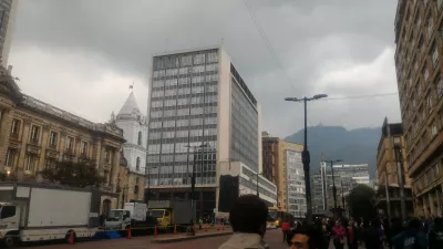 Ako prebieha bezplatná pešia prehliadka v Bogote? : Pri pohľade na hory z centra mesta Bogotá